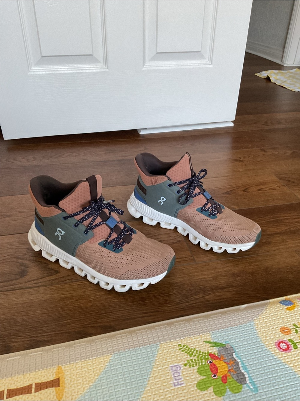 On Running Women’s Trail-Style Sneakers Size W9